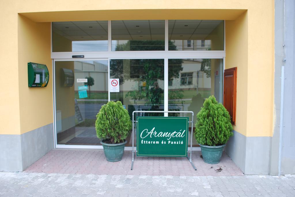 Bed and Breakfast Aranytál Panzió Komárom Exterior foto