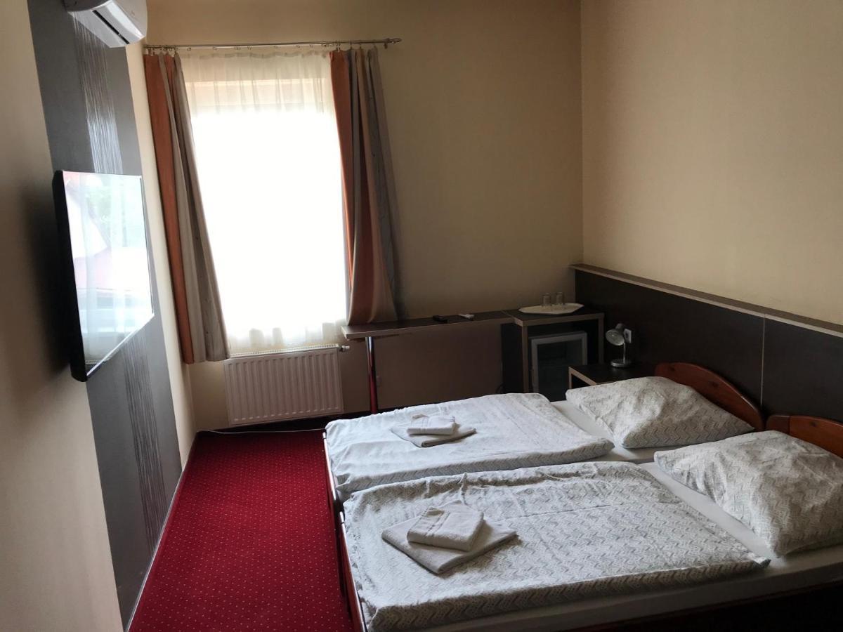 Bed and Breakfast Aranytál Panzió Komárom Exterior foto